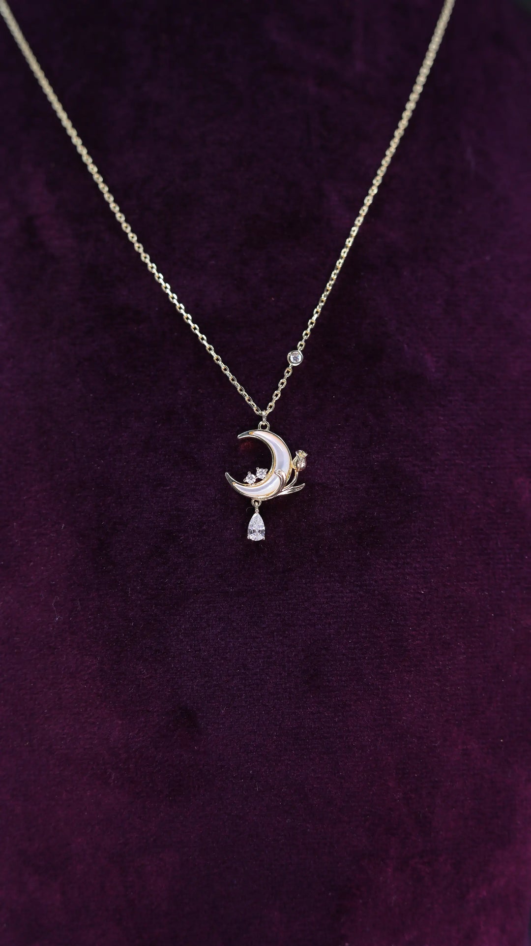 LUNA CHAIN PENDANT