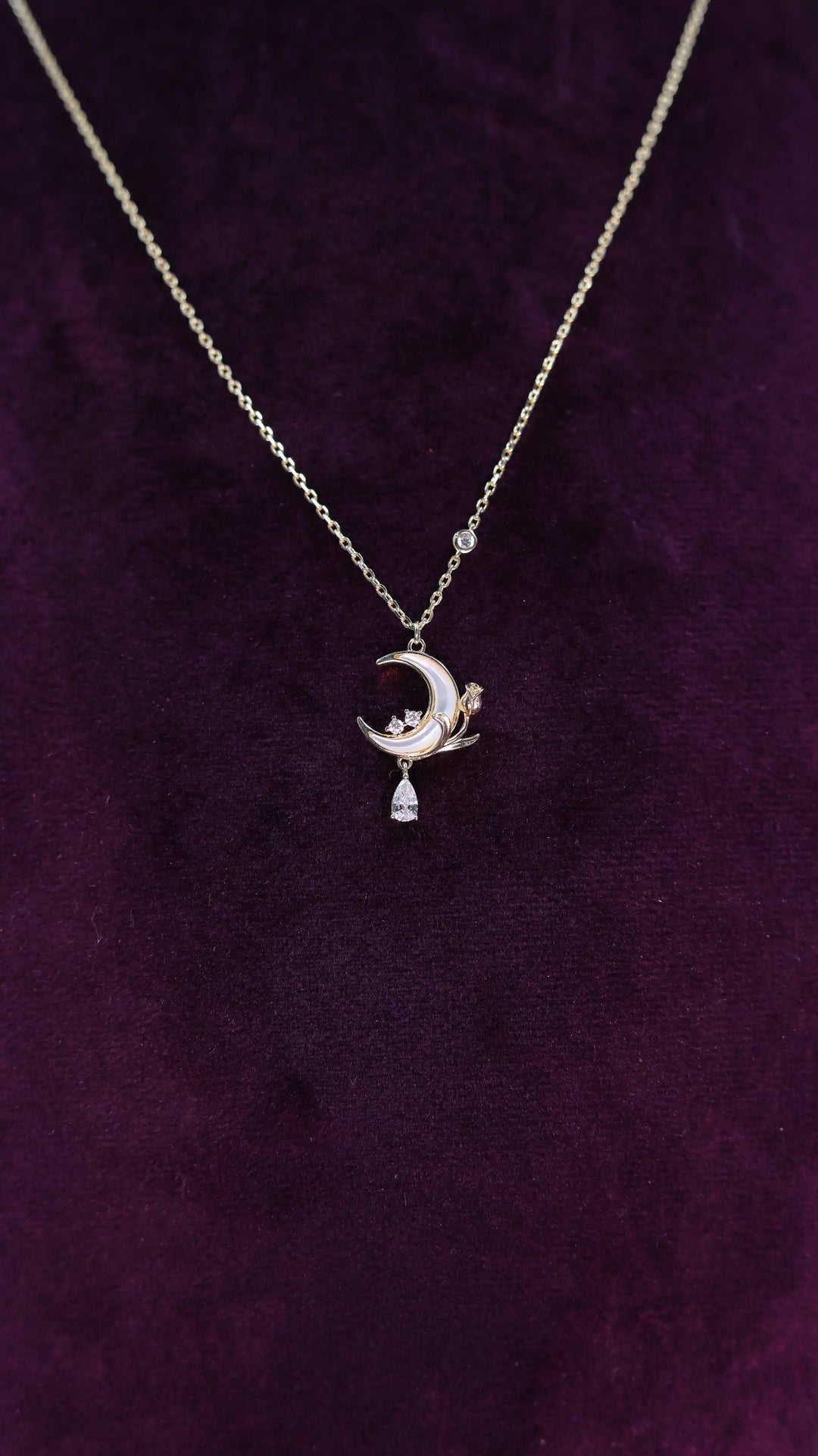 LUNA CHAIN PENDANT